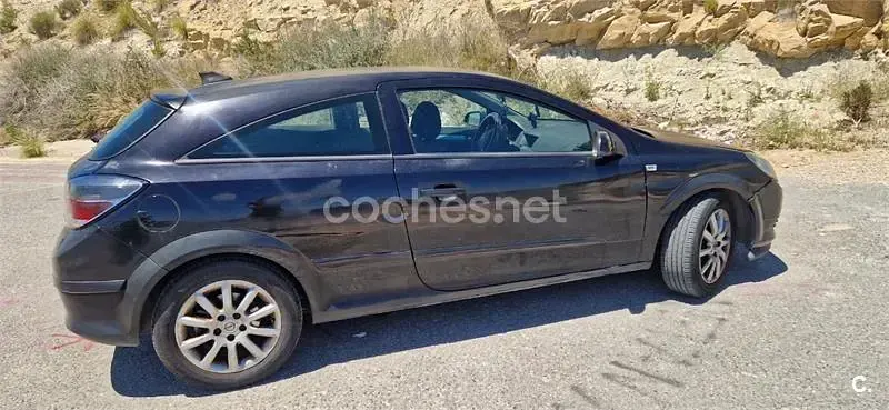 Usado Opel Astra GTC Enjoy 100 CV (73 kW) 2006 Negro Berlina