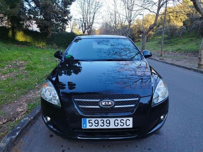 Usado Kia Ceed Active 126 CV (92 kW) 2010 Negro Utilitario