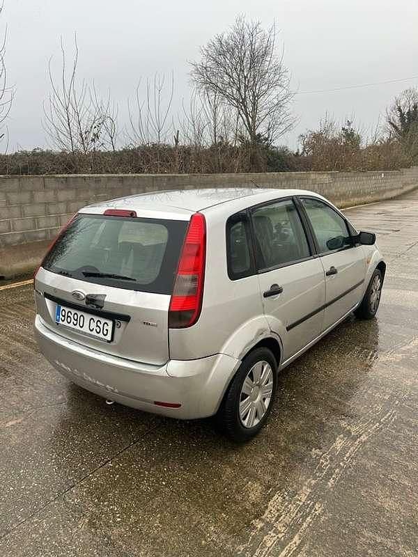 Usado Ford Fiesta Trend 68 CV (50 kW) 2004 Gris Utilitario