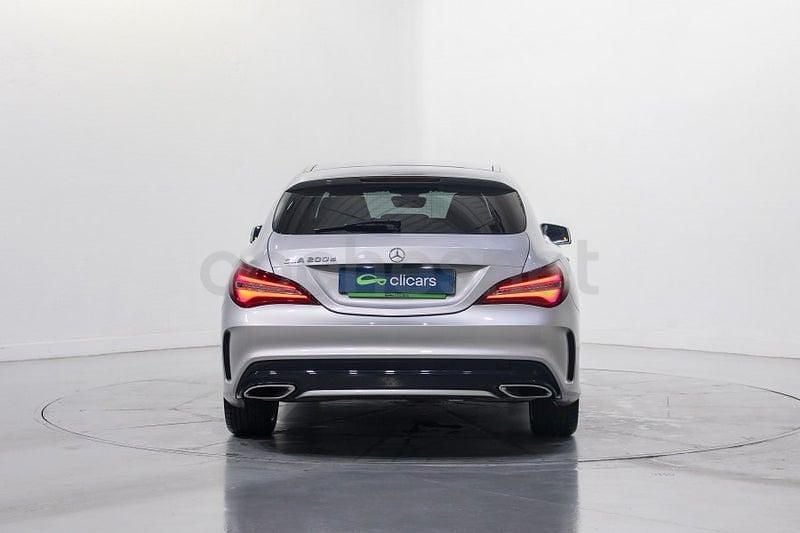 Usado Mercedes CLA200 Shooting Brake 136 CV (100 kW) 2017 Gris / plata Familiar