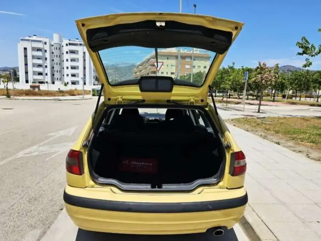 Usado Volvo V40 122 CV (89 kW) 2001 Amarillo Familiar