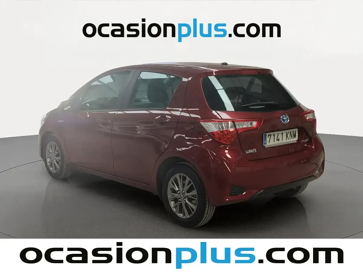Usado Toyota Yaris Hybrid Active 100 CV (73 kW) 2018 Rojo
