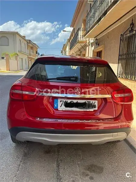 Usado Mercedes GLA180 Style 122 CV (89 kW) 2016 Rojo SUV