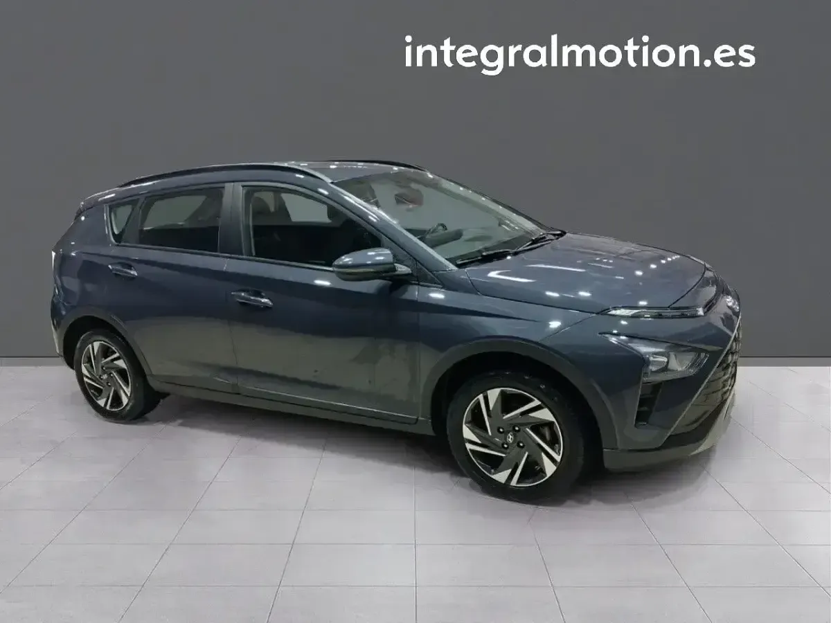 Usado Hyundai Bayon 84 CV (61 kW) 2023 Gris SUV