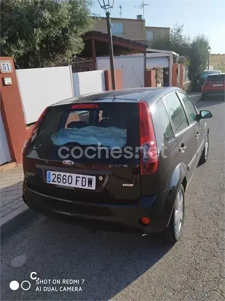 Usado Ford Fiesta 90 CV (66 kW) 2006 Negro Utilitario