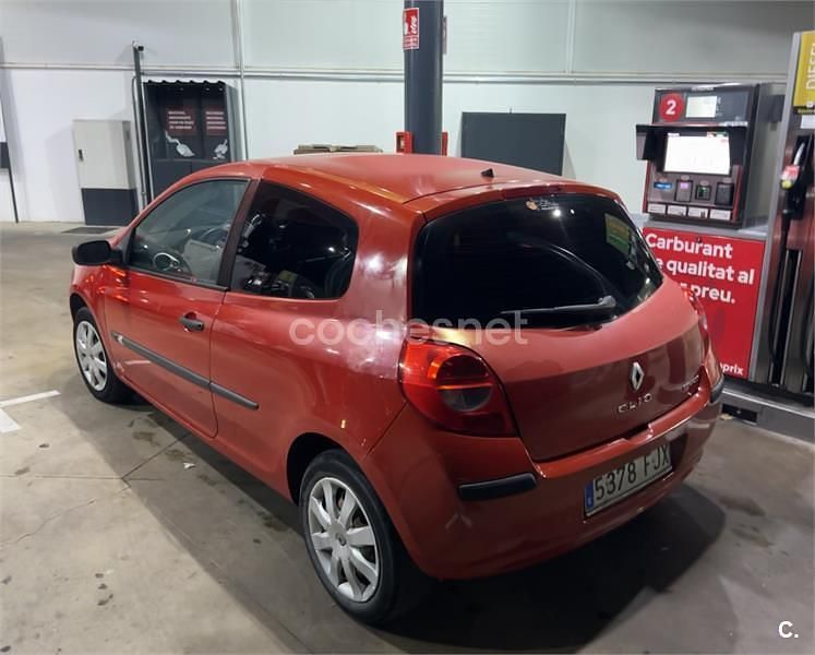 Rojo Usado 2006 Renault Clio II Authentique Berlina | 1800 € (Buen precio) - Imagen 1/2