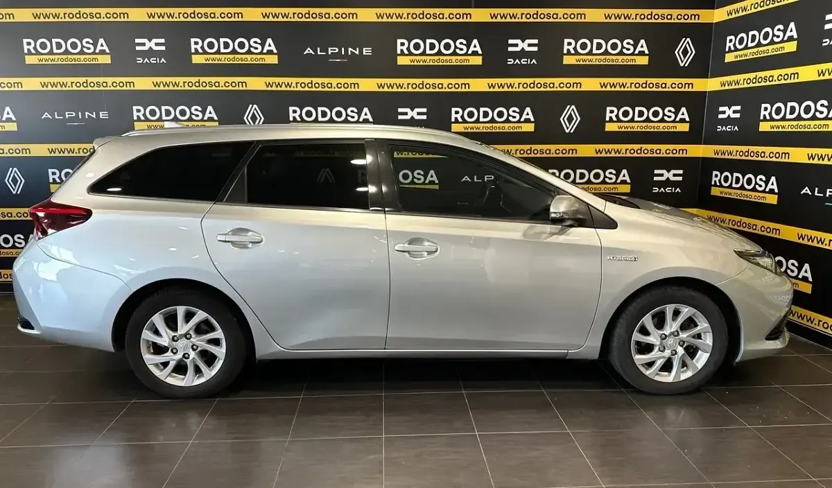 Usado Toyota Auris Hybrid 136 CV (100 kW) 2018 Gris Familiar