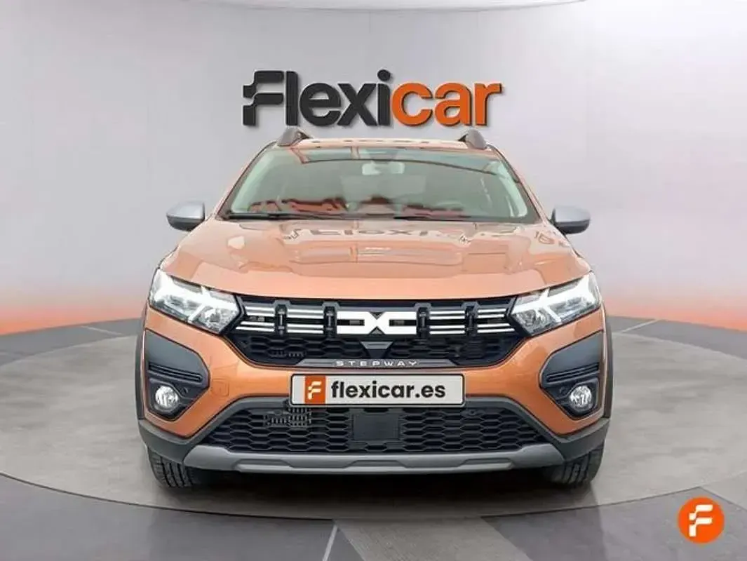 Usado Dacia Sandero Comfort 91 CV (66 kW) 2023 Naranja Utilitario