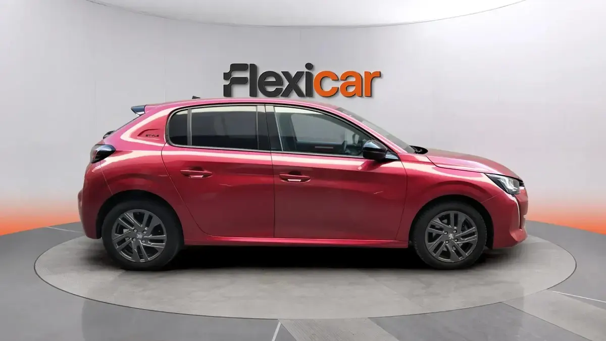 Usado Peugeot 208 Allure 101 CV (74 kW) 2022 Rojo Utilitario