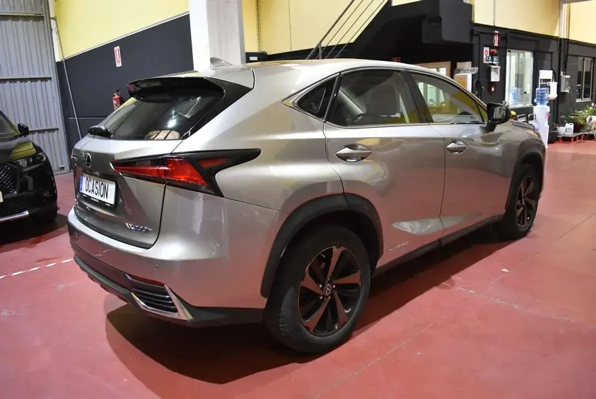 Usado Lexus NX300h Luxury Line 197 CV (144 kW) 2019 Plateado SUV