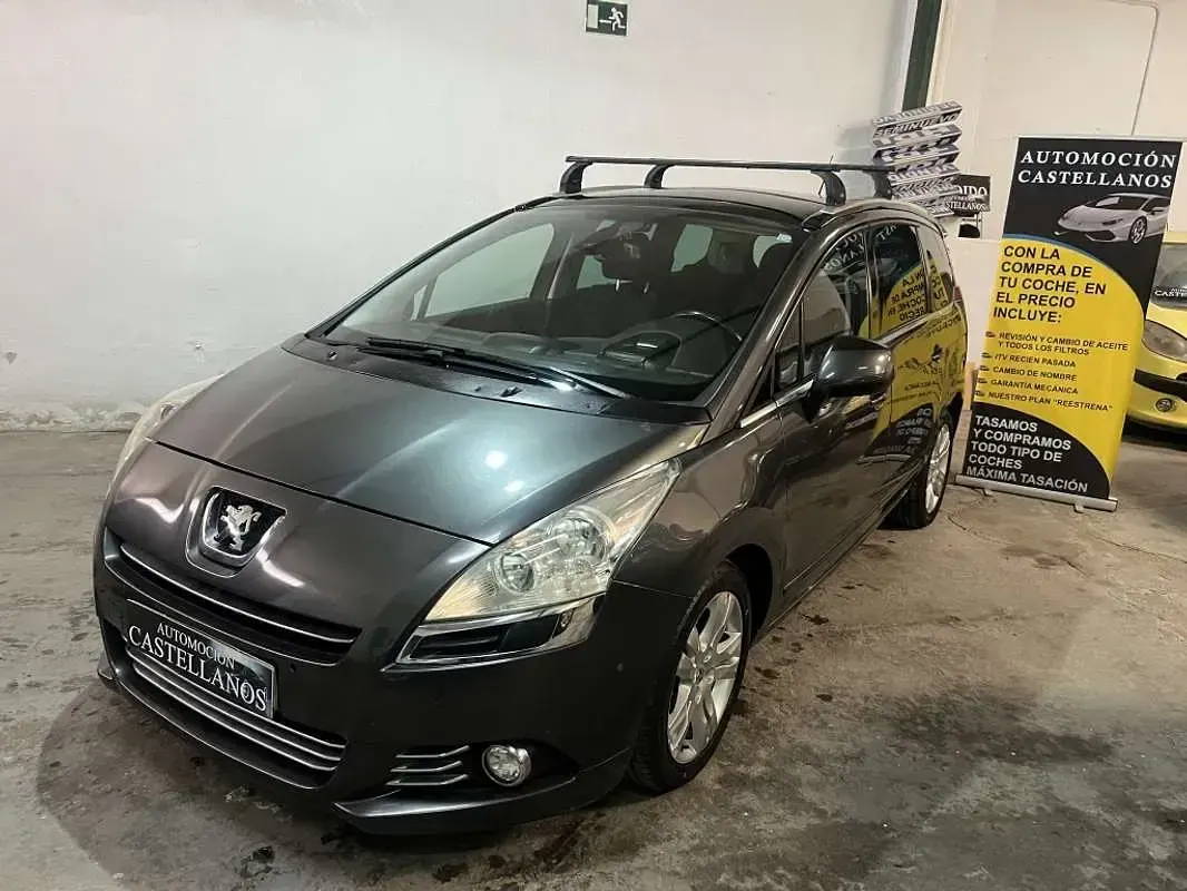 Usado Peugeot 5008 Active 111 CV (81 kW) 2012 Verde Monovolumen