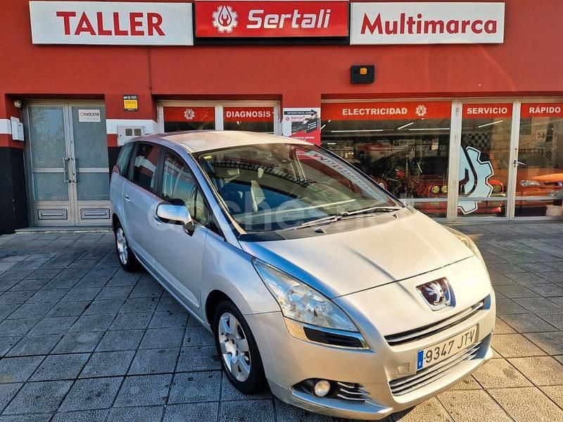 Usado Peugeot 5008 Active 112 CV (82 kW) 2011 Gris / plata Monovolumen