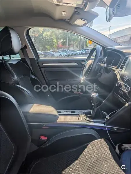 Usado Renault Mégane Zen 130 CV (95 kW) 2017 Gris / plata Berlina