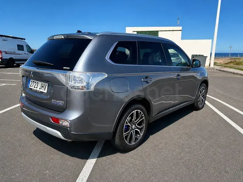 Usado Mitsubishi Outlander P-HEV 203 CV (149 kW) 2015 Gris / plata SUV