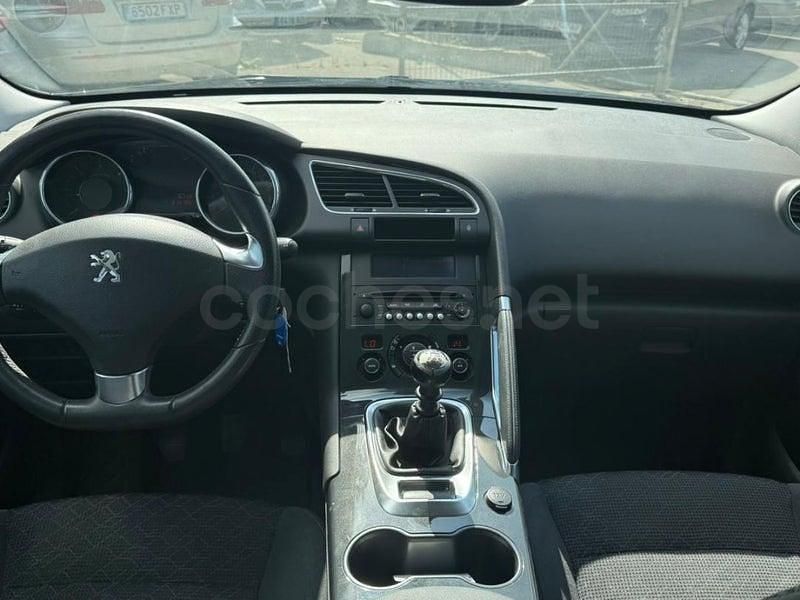 Usado Peugeot 3008 Allure 120 CV (88 kW) 2015 Gris / plata Familiar