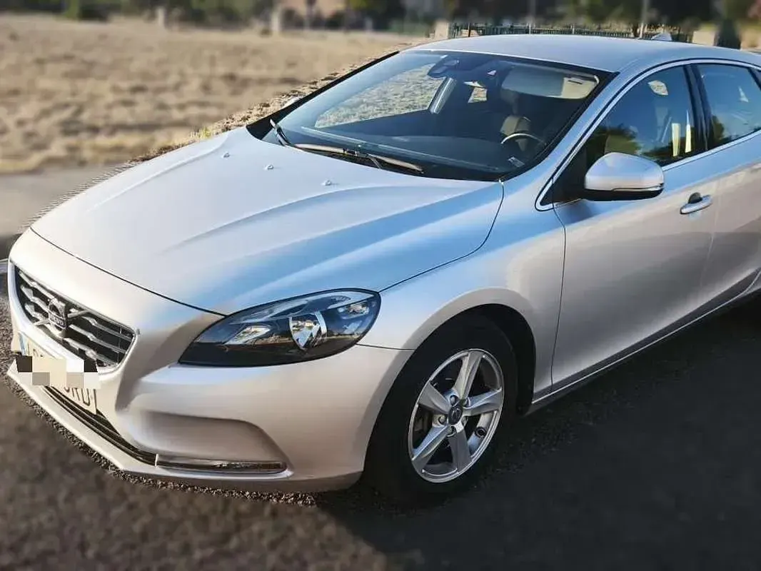 Usado Volvo V40 Momentum 150 CV (110 kW) 2016 Gris Utilitario