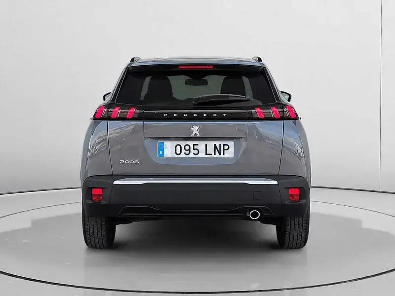 Usado Peugeot 2008 Allure 110 CV (80 kW) 2021 Gris / plata SUV