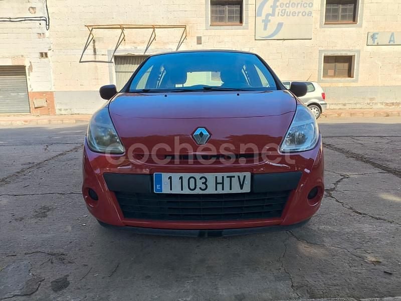 Usado Renault Clio IV Authentique 75 CV (55 kW) 2013 Rojo Berlina