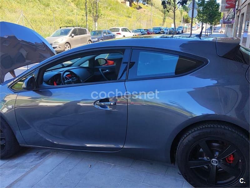 Usado Opel Astra GTC Selective 140 CV (102 kW) 2013 Gris / plata Berlina