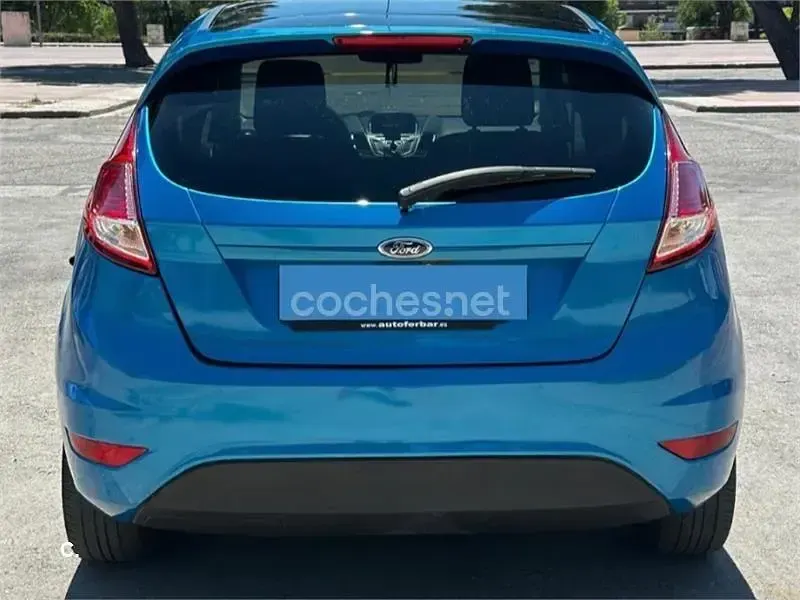 Usado Ford Fiesta Trend 100 CV (73 kW) 2015 Azul Utilitario