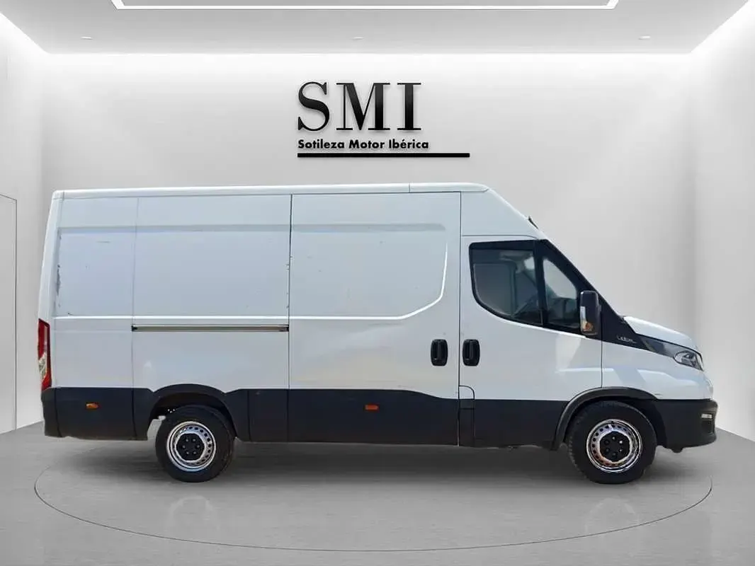 Usado Iveco Daily 156 CV (114 kW) 2022 Blanco Van