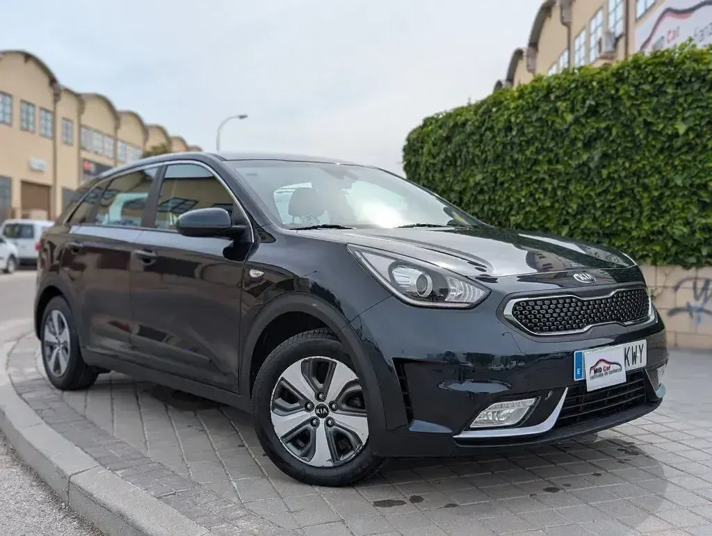 Usado Kia Niro 141 HP (103 kW) 2019 Azul SUV