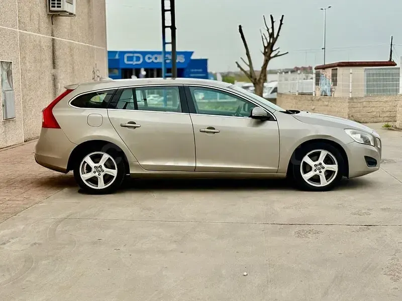 Usado Volvo V60 Momentum 163 CV (119 kW) 2012 Beige Familiar