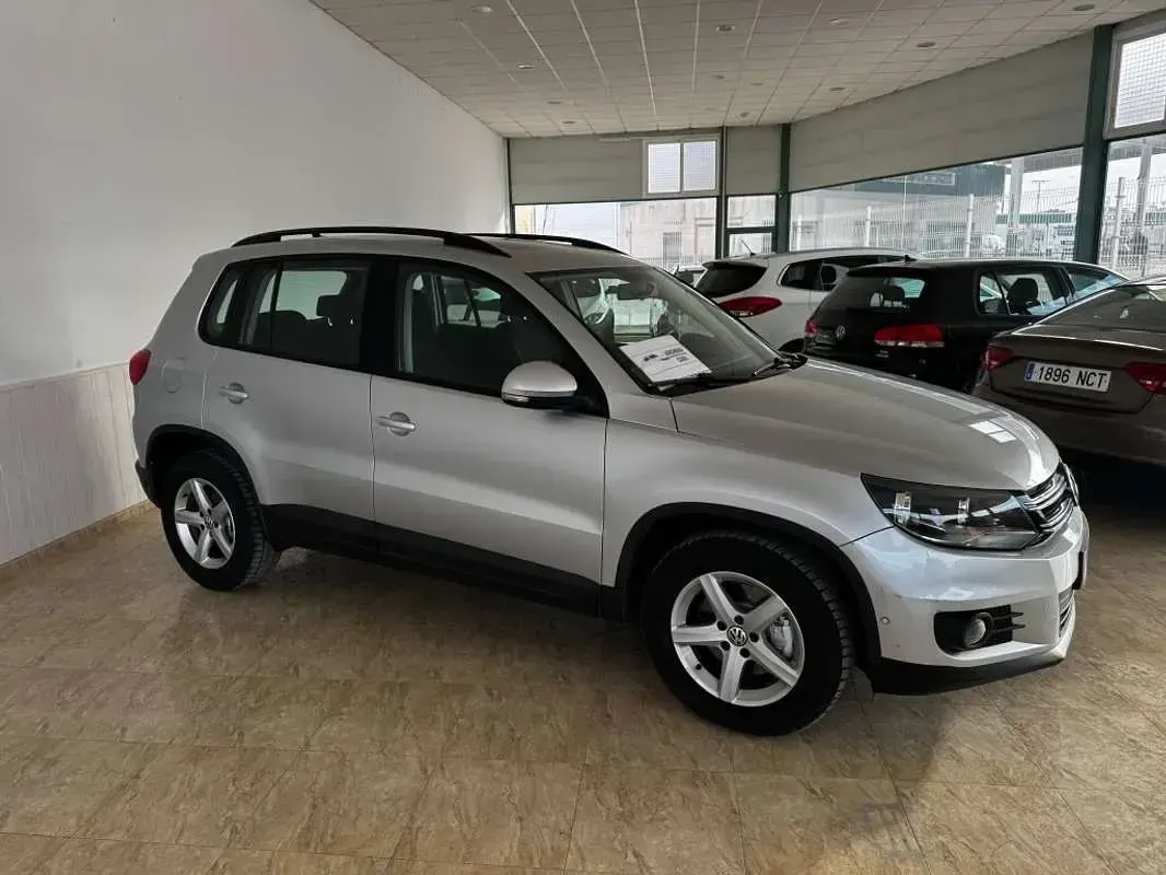 Usado VW Tiguan Business 140 CV (102 kW) 2016 Gris SUV