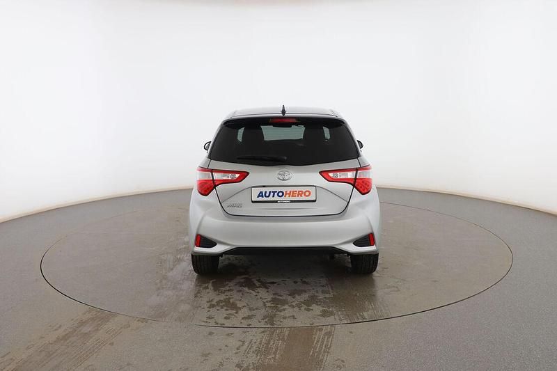 Usado Toyota Yaris Active 110 CV (80 kW) 2019 Gris Utilitario