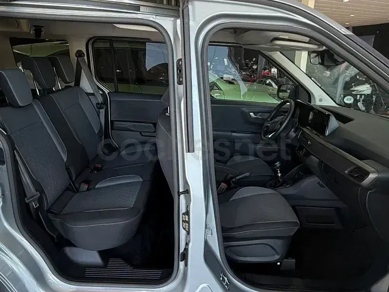 Usado Ford Tourneo Courier Titanium 125 CV (91 kW) 2025 Gris / plata Monovolumen