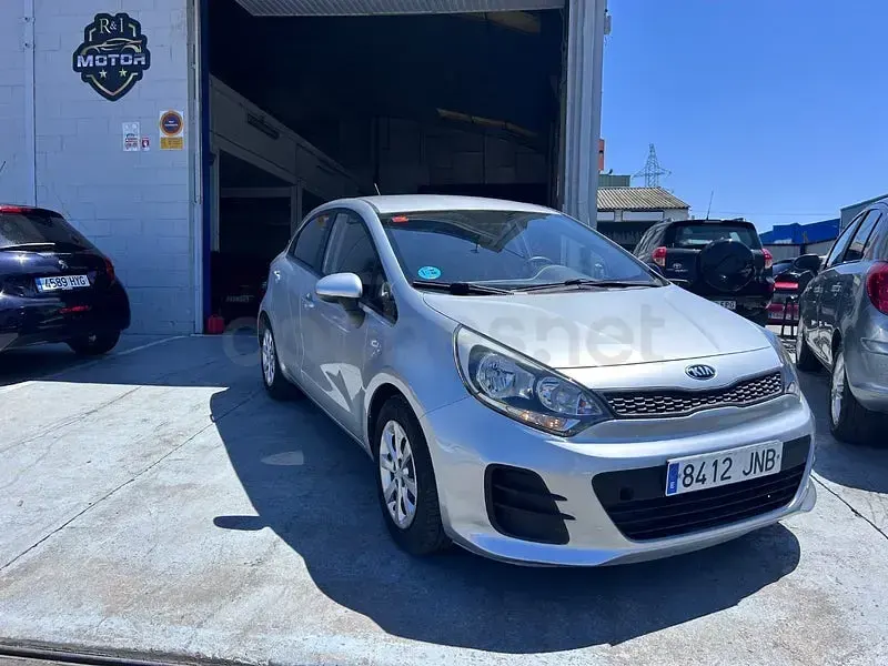 Usado Kia Rio 75 CV (55 kW) 2016 Gris / plata Utilitario