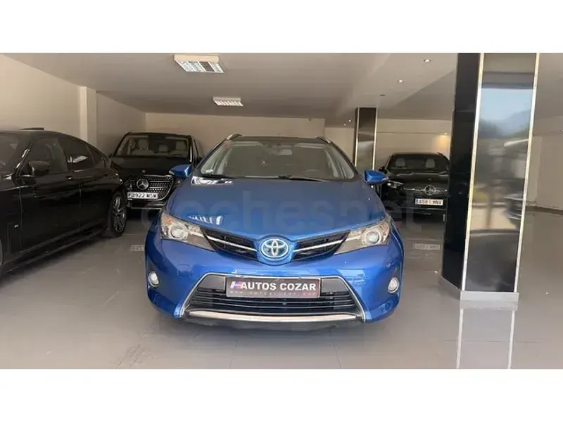 Usado Toyota Auris Hybrid Active 136 CV (100 kW) 2014 Azul Familiar