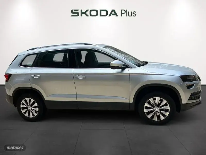 Usado Skoda Karoq Ambition 110 CV (80 kW) 2022 Gris / plateado SUV