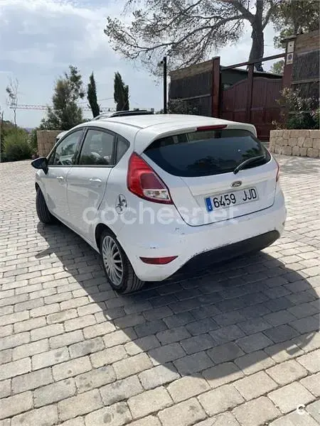 Usado Ford Fiesta Trend 75 CV (55 kW) 2015 Blanco Utilitario