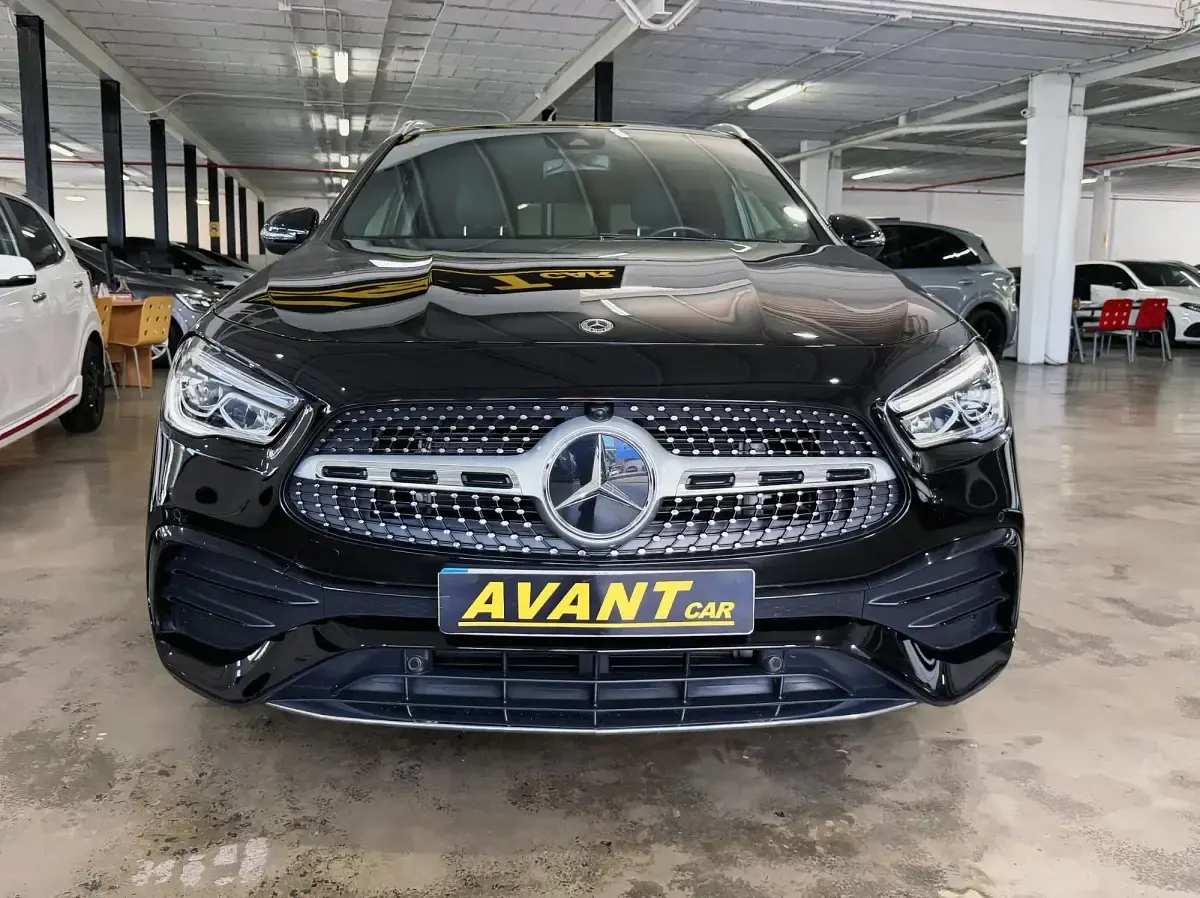 Usado Mercedes GLA180 136 CV (100 kW) 2021 Negro SUV