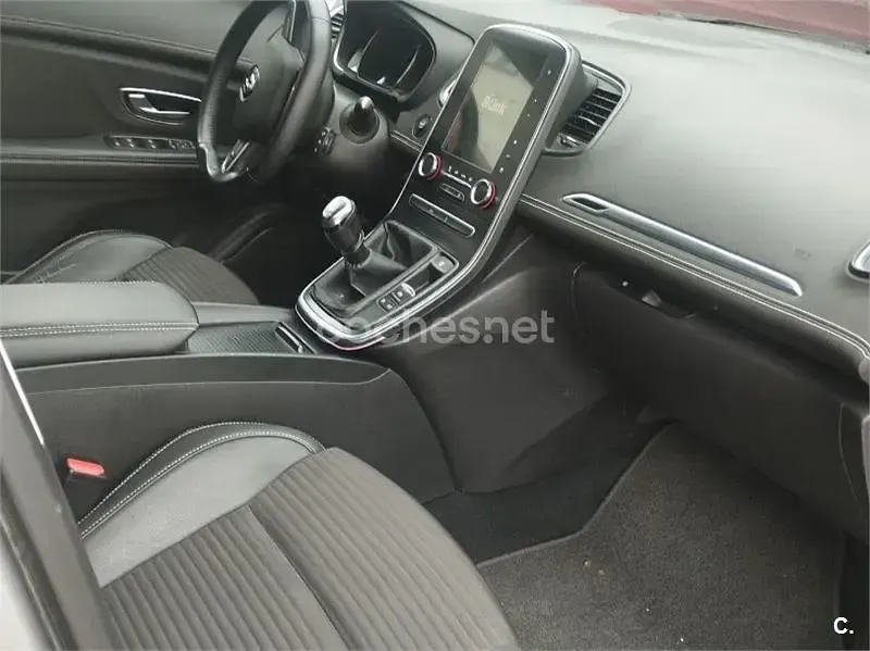 Usado Renault Scénic Zen 140 CV (102 kW) 2019 Gris / plata Monovolumen
