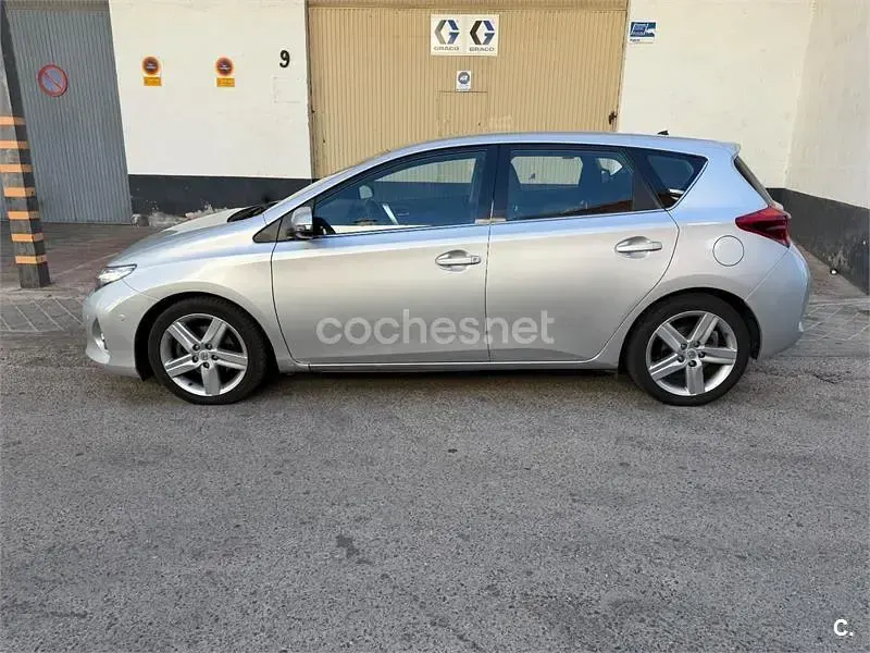 Usado Toyota Auris Advance 124 CV (91 kW) 2015 Gris / plata Familiar