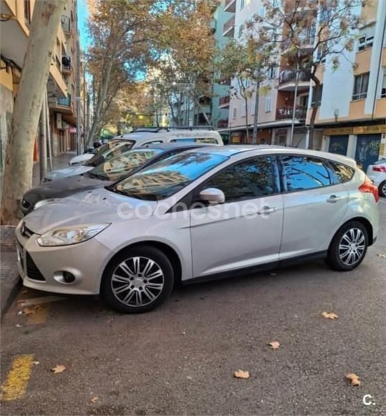 Usado Ford Focus Trend 125 CV (91 kW) 2013 Gris / plata Berlina