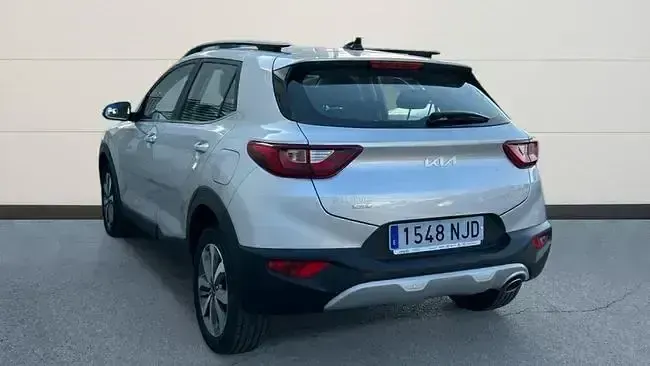 Usado Kia Stonic 101 CV (74 kW) 2025 Gris / plata SUV