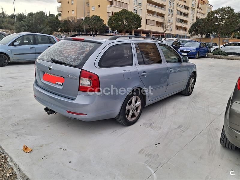 Usado Skoda Octavia Family 105 CV (77 kW) 2011 Gris / plata Berlina