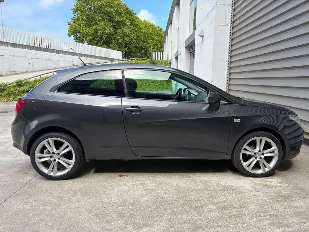 Usado Seat Ibiza 86 CV (63 kW) 2008 Gris Utilitario