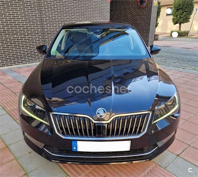 Usado Skoda Superb SportLine 150 CV (110 kW) 2019 Negro Berlina