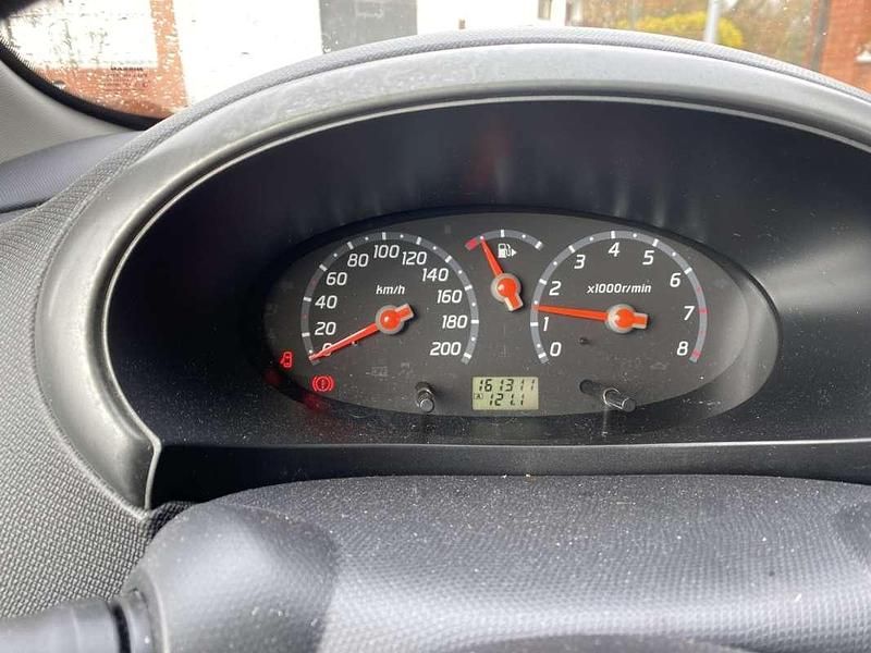 Usado Nissan Micra Visia 65 CV (47 kW) 2005 Rojo Utilitario