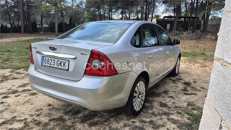 Usado Ford Focus Trend 136 CV (100 kW) 2009 Gris / plata Berlina