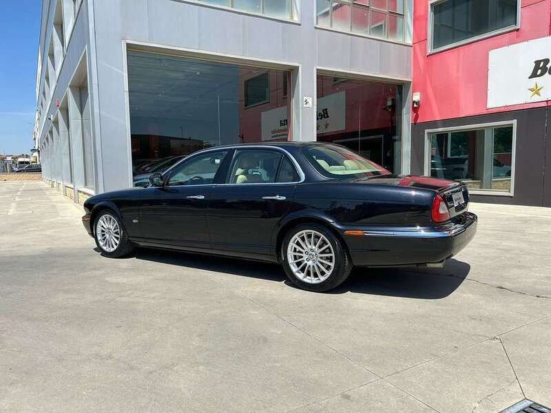 Usado Jaguar XJ6 Executive 209 CV (153 kW) 2006 Negro Berlina