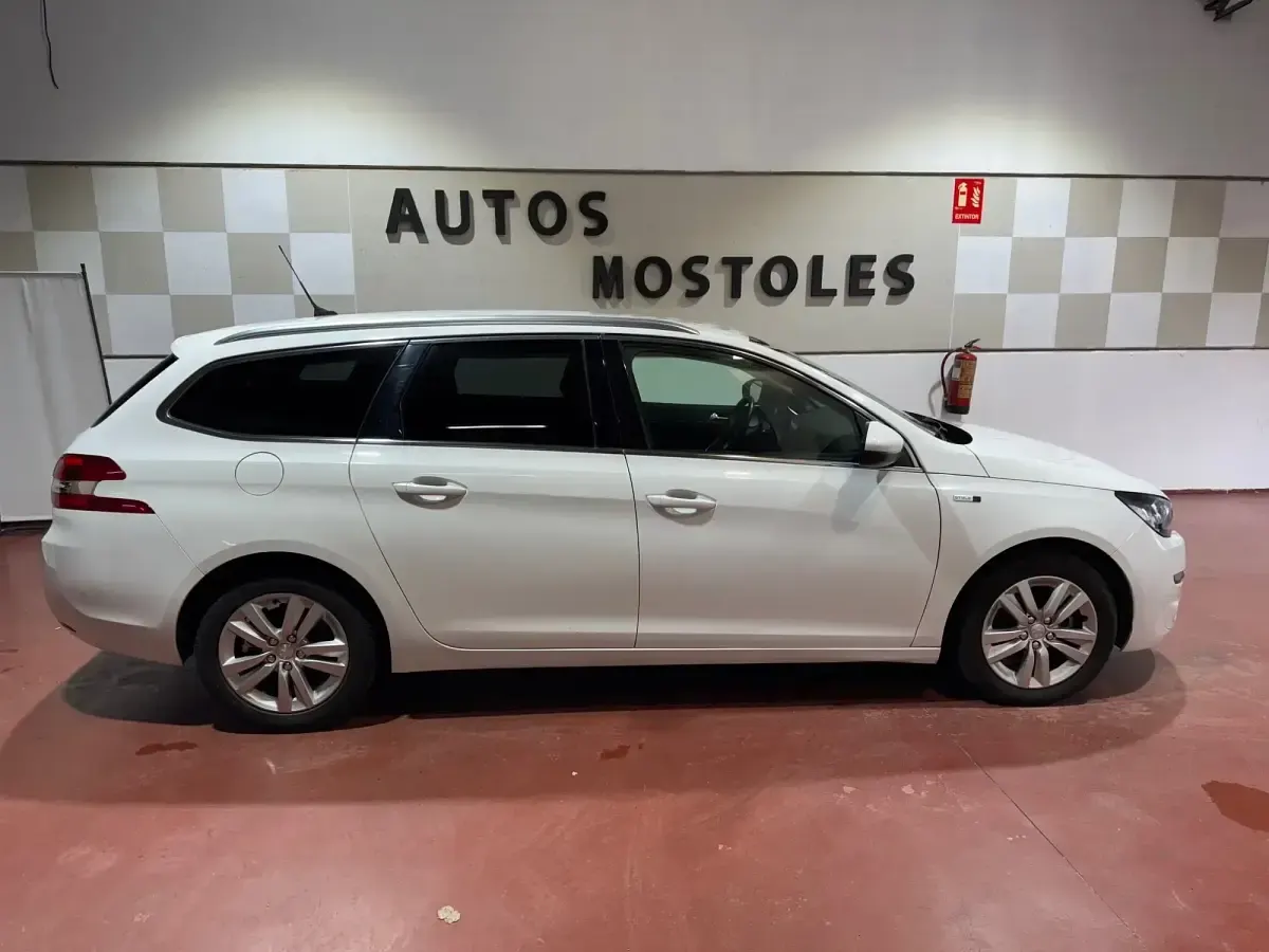 Usado Peugeot 308 SW Style 130 CV (95 kW) 2015 Blanco Familiar
