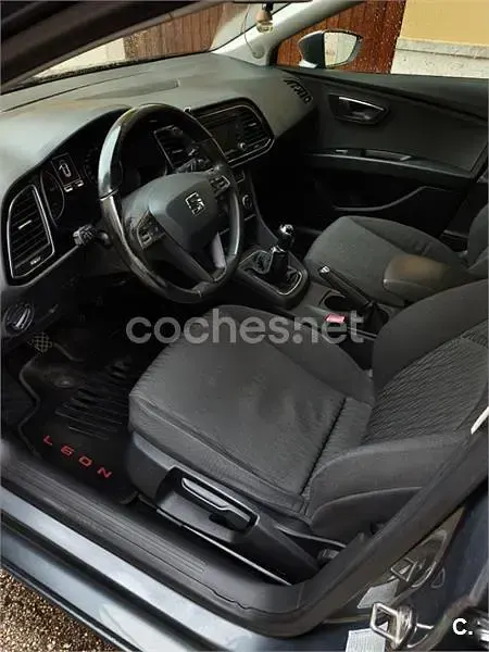 Usado Seat Leon Reference 105 CV (77 kW) 2014 Gris / plata Berlina