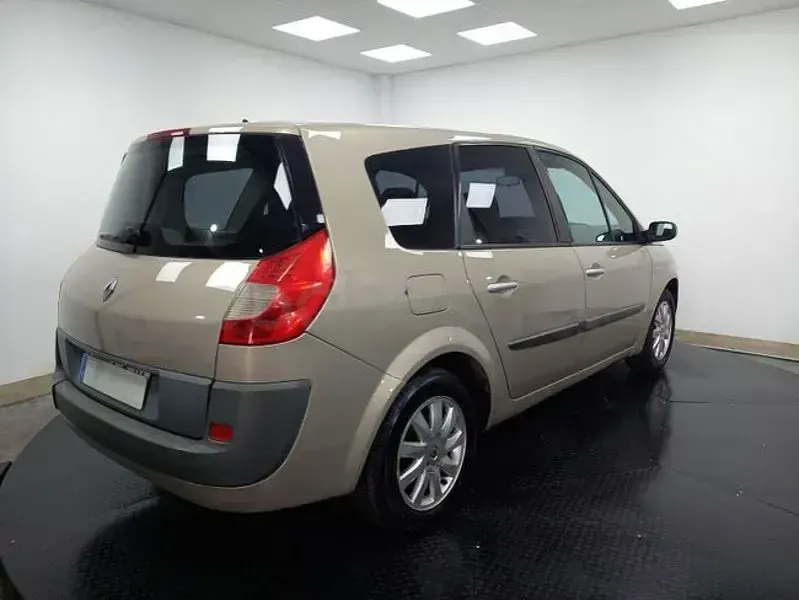 Usado Renault Grand Scénic II Dynamique 110 CV (80 kW) 2008 Marrón Monovolumen
