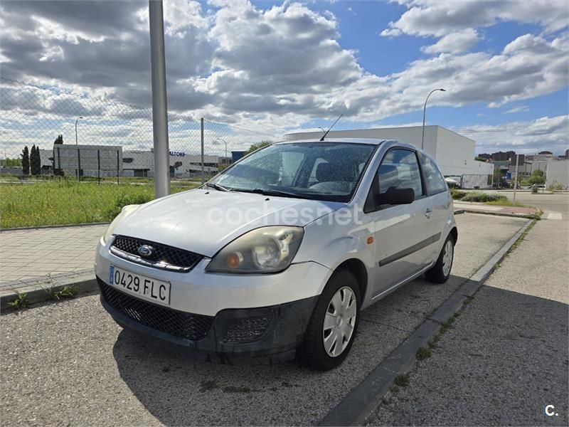 Gris / plata Usado 2007 Ford Fiesta Trend Utilitario | 2000 € (Buen precio) - Imagen 1/4