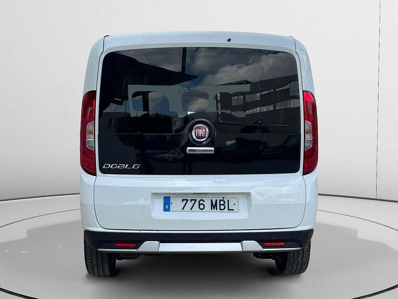 Usado Fiat Doblò Trekking 120 CV (88 kW) 2022 Blanco Monovolumen